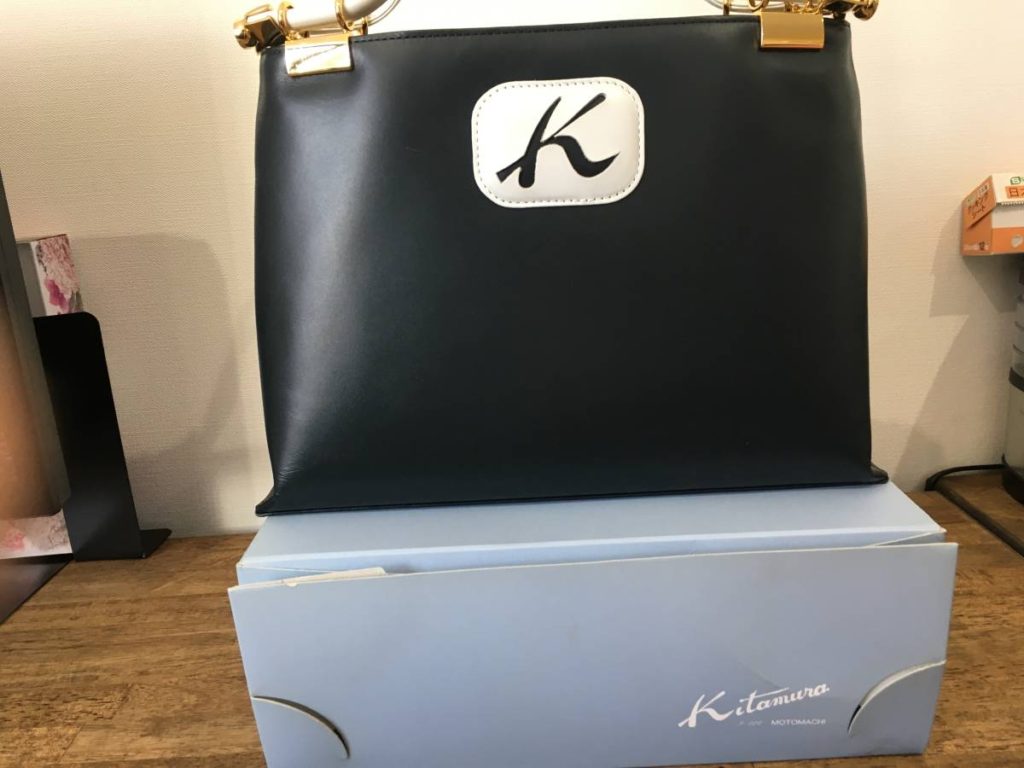 座間市より出張買取にてキタムラ Kitamura ハンドバッグ レザーバッグ ワンポイント ロゴ コインパース付きをお買取しました！ – 買取